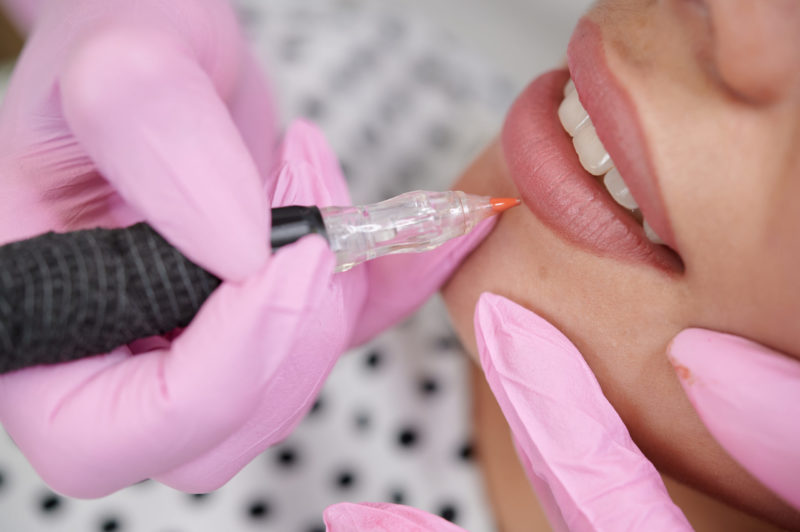 Realización de micropigmentación en labios