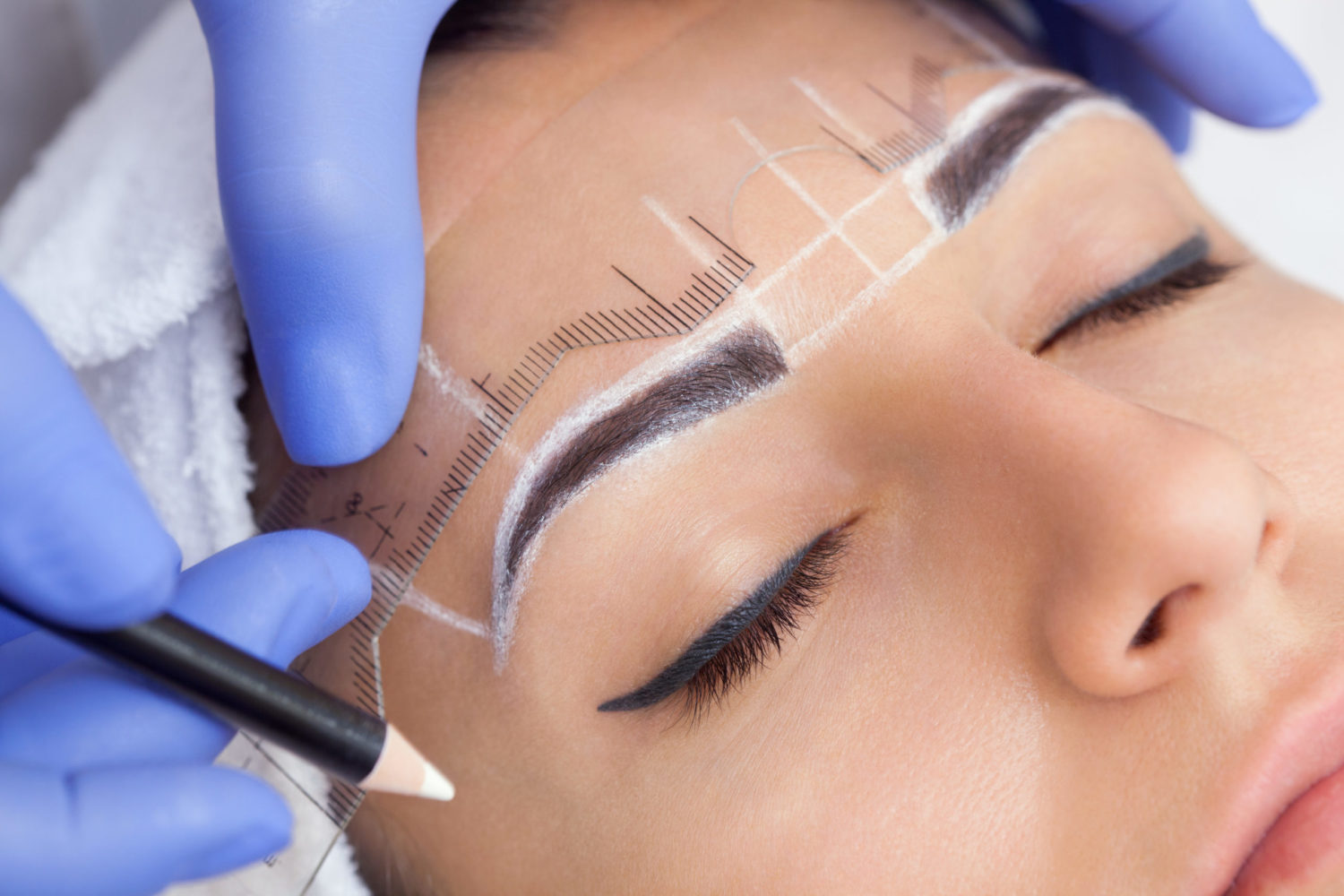 Mujer a la que le están haciendo un estudio y diseño de cejas
