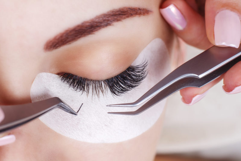 Procedimiento de extensión de pestañas Ojos de mujer con pestañas largas.
