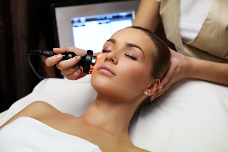 Mujer en una mesa en un salón de belleza recibiendo tratamiento facial