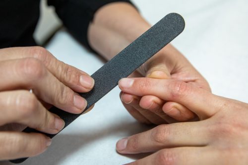 Gesintel2022_147-0141GES Realizando manicura limando uña de una mano 3