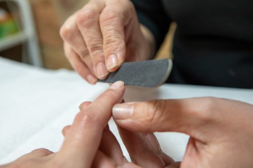 Gesintel2022_147-0142GES Realizando manicura limando uña de una mano 2