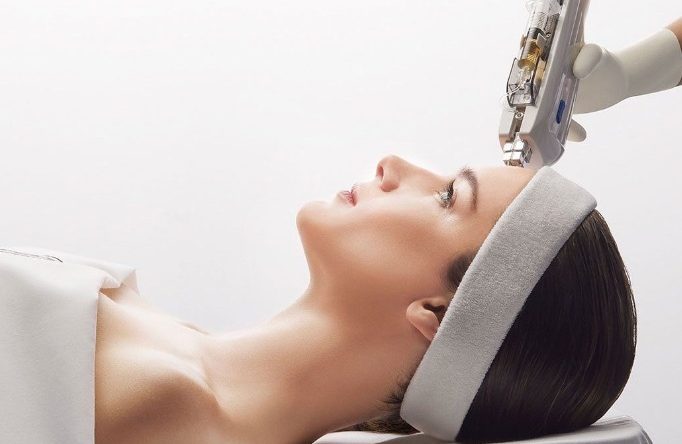 Cavitación ultrasónica en un salón de belleza, una mujer recibe terapia anticelulitis y antigrasa.
