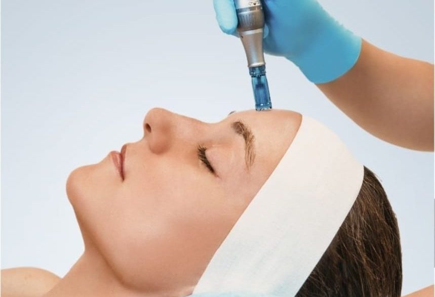 Mujer joven que realiza un tratamiento de presoterapia en un salón de belleza